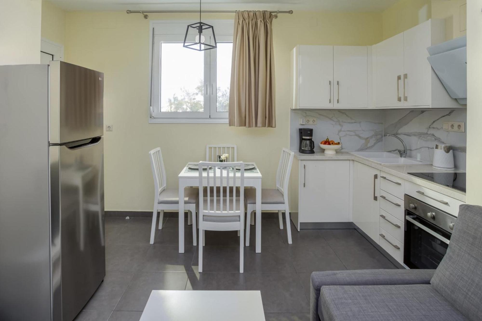 Cozy 1-bedroom Boutique With A Patio Appartement Héraklion