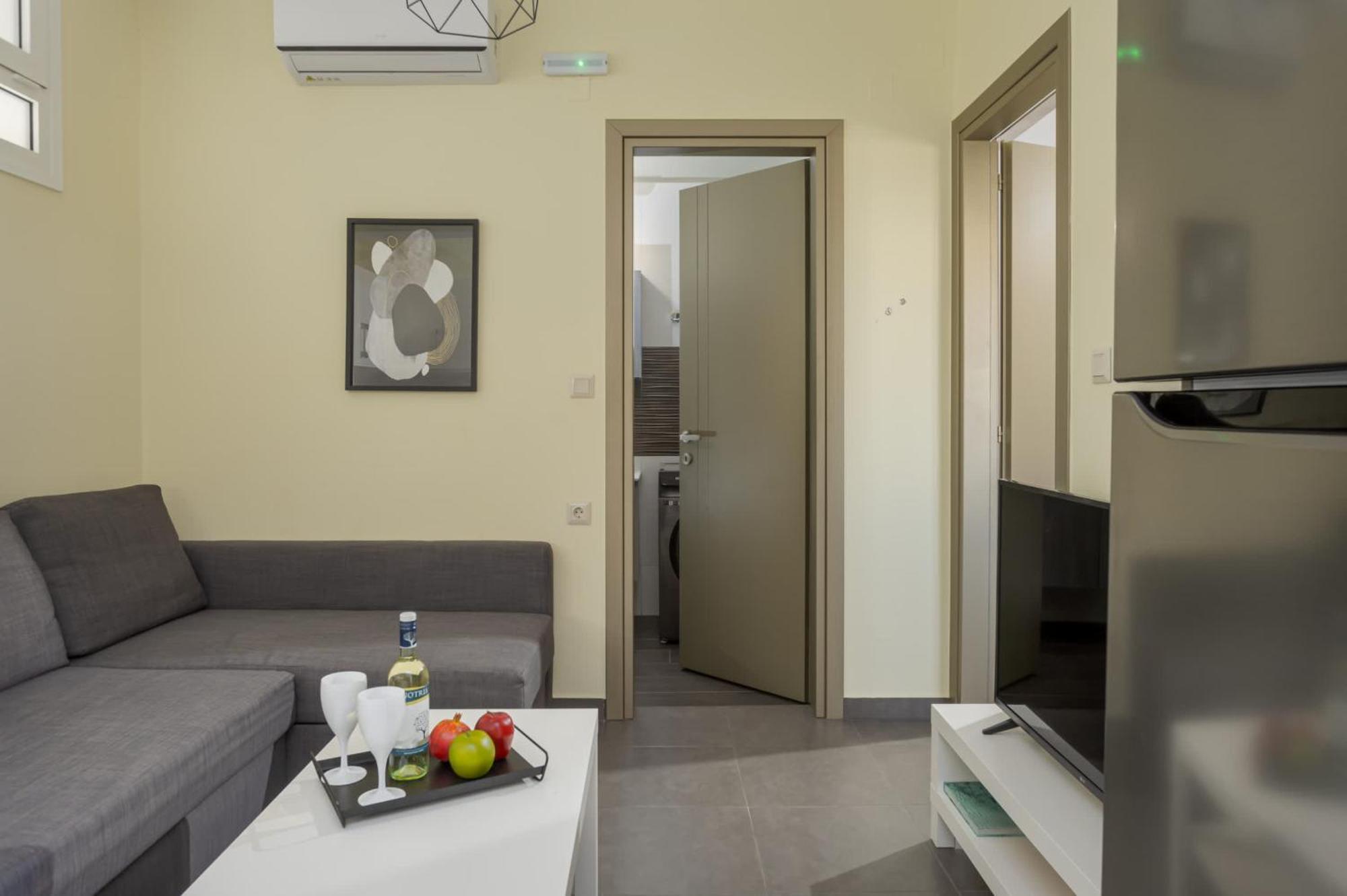 Cozy 1-bedroom Boutique With A Patio Appartement Iraklion