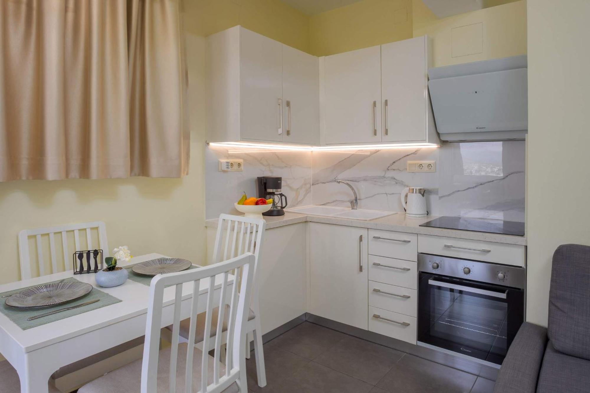 Cozy 1-bedroom Boutique With A Patio Appartement Héraklion