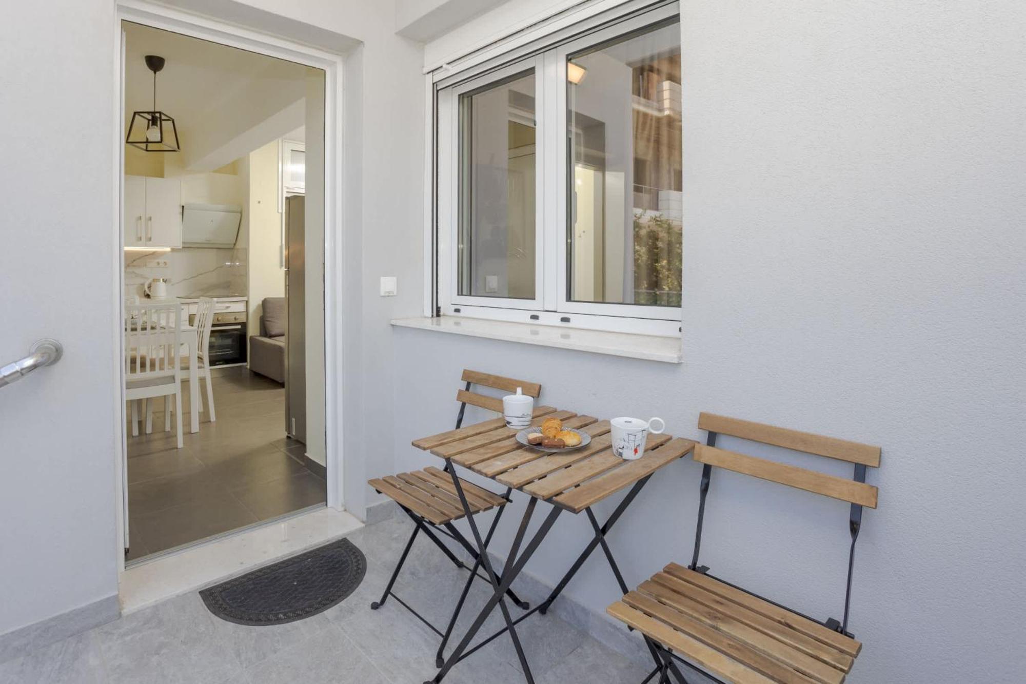 Cozy 1-bedroom Boutique With A Patio Appartement Héraklion